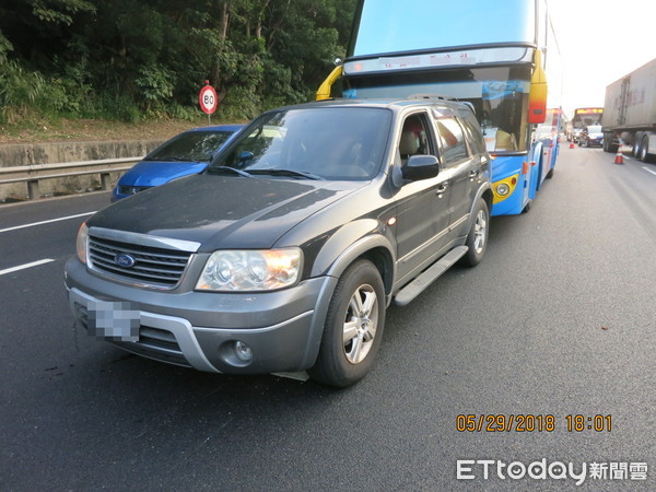 ▲▼施姓遊覽車駕駛疑似因為變換車道惹怒林姓駕駛，在國道上遭到爆打。（圖／記者陳雕文翻攝）