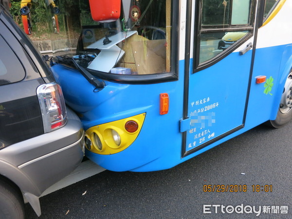 ▲▼施姓遊覽車駕駛疑似因為變換車道惹怒林姓駕駛，在國道上遭到爆打。（圖／記者陳雕文翻攝）