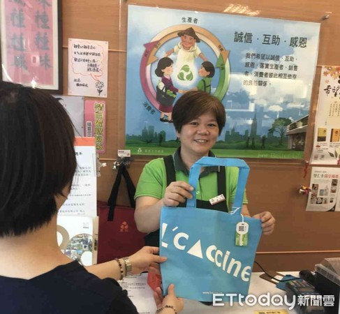 ▲台南市環保局袋袋相傳的二手紙袋，希望消費者用完後送回店裡，給下一個有需要的人使用，就可以減少使用塑膠袋，減少環境污染。（圖／環保局提供）