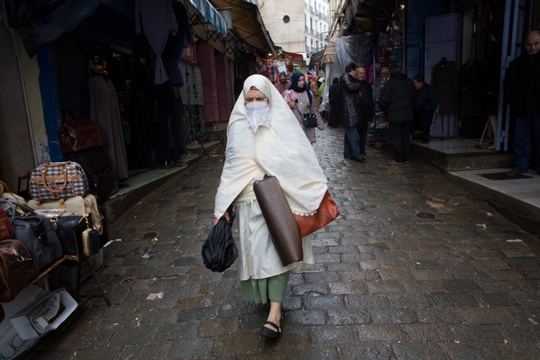▲ 伊斯蘭教女性時常身穿布卡傳統服飾罩袍。（圖／達志影像／美聯社）