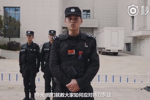 ▲▼警察教民種應對歹徒，結局超爆笑 。（圖／翻攝自微博／隆陽警方）