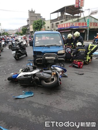 快訊／樹林小貨車、機車對撞！　30多歲騎士遭車輪輾過命危。（圖／翻攝畫面）