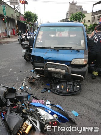 快訊／樹林小貨車、機車對撞！　30多歲騎士遭車輪輾過命危。（圖／翻攝畫面）