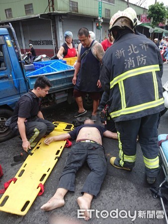 快訊／樹林小貨車、機車對撞！　30多歲騎士遭車輪輾過命危。（圖／翻攝畫面）