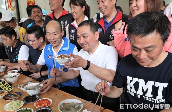 ▲侯友宜韓國瑜高雄享美味滷肉飯。（圖／記者宋德威攝）