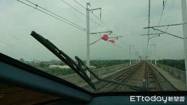 ▲高鐵歸仁站附近的高鐵電車線遭紅燈籠纏繞，因移除作業影響，部分列車延誤14分鐘。（圖／高鐵台南站提供，下同）