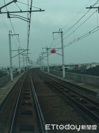 ▲高鐵歸仁站附近的高鐵電車線遭紅燈籠纏繞，因移除作業影響，部分列車延誤14分鐘。（圖／高鐵台南站提供，下同）