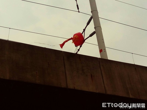 ▲高鐵歸仁站附近的高鐵電車線遭紅燈籠纏繞，因移除作業影響，部分列車延誤14分鐘。（圖／高鐵台南站提供，下同）