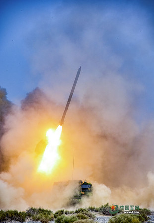 ▲▼解放軍PHL-03遠程火箭炮　精度超越現役最準狙擊步槍。（圖／翻攝自中國軍網）