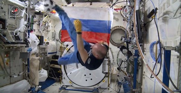 ▲▼俄羅斯太空人歡慶世足賽，在國際太空站（ISS）中踢足球。（圖／翻攝自YouTube）