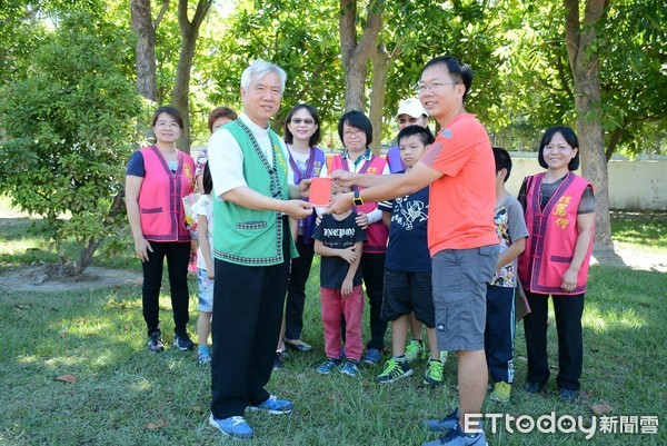 台東馬偕醫院一行由潘稀祺牧師帶領，前往建和及岩灣國小捐贈活力早餐補助經費。（圖／台東馬偕醫院提供）