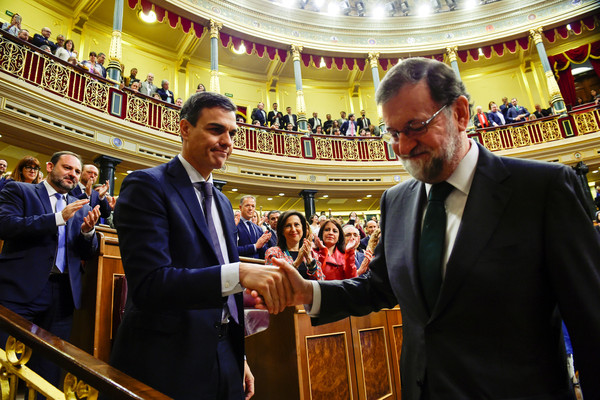 ▲▼ 西班牙內閣貪腐，國會1日通過不信任投票讓總理拉霍伊（Mariano Rajoy）下台，由社會勞工黨（Socialists）領袖桑切斯（Pedro Sanchez）接任總理空缺。（圖／路透社）