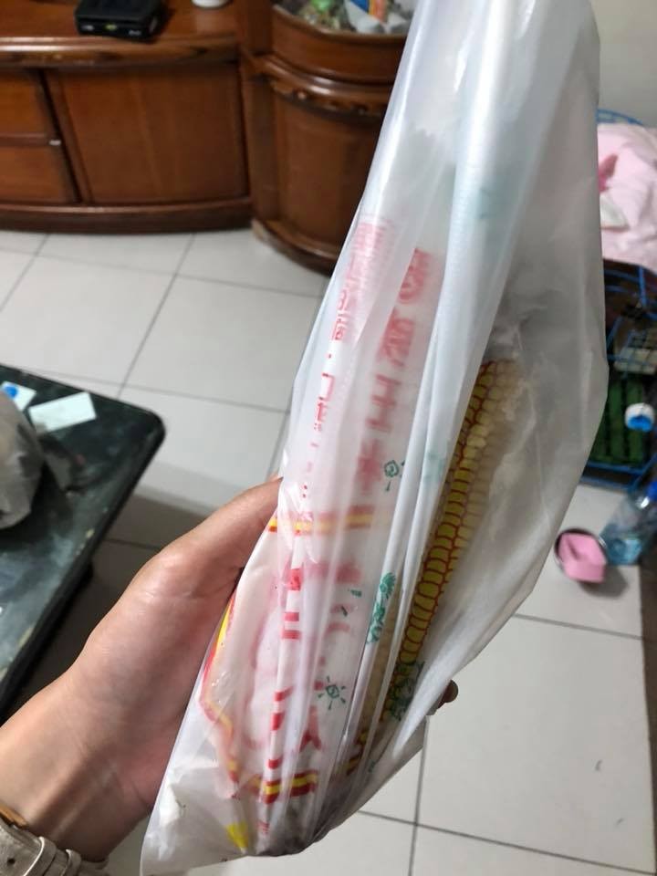 ▲網友在台中市北區梅亭街買烤玉米，竟然要價110元。（圖／翻攝自爆廢公社）
