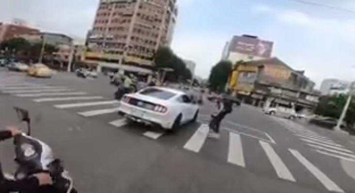 ▲野馬停班馬線上，黑衣男霸氣嗆聲。（圖／翻攝自爆料公社youtube）