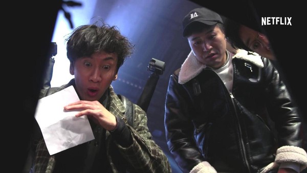 李光洙（左）、金鐘旼在《BUSTED！明星來解謎》中，發揮搞笑、小聰明本色，製造不少令人捧腹的趣味。（Netflix提供）