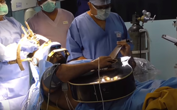 ▲▼ 孟加拉31歲的音樂家阿里（Taskin Ibna Ali）遠赴印度求醫，在開刀期間，還能一邊彈吉他。（圖／翻攝自Youtube）