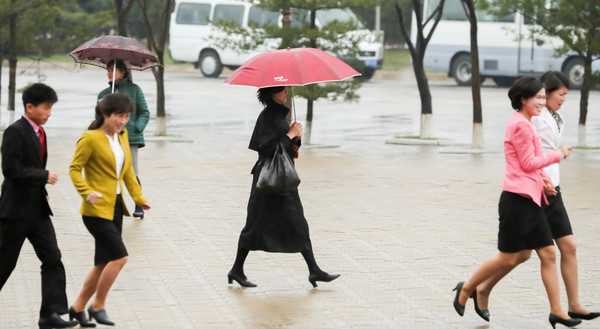 ▲▼ 北韓街頭女性。（圖／達志影像／美聯社）