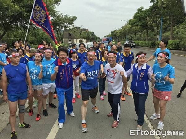 ▲國民黨愛台不斷電路跑接力抵桃園，期團結藍天再現。（圖／國民黨桃園市黨部提供）