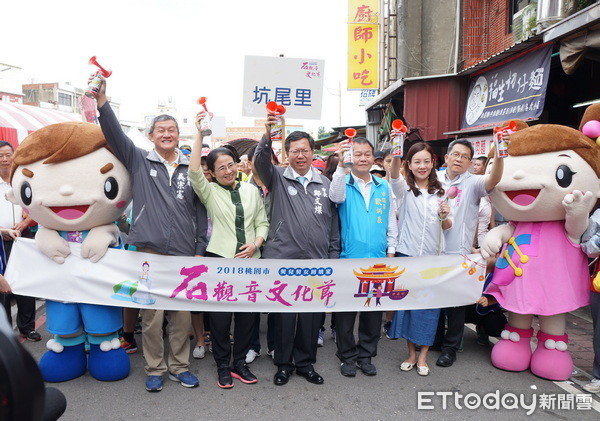 ▲2018桃園市石觀音文化節千人健走，藍綠市長參選人出席活動，力爭選票。（圖／記者楊淑媛攝）