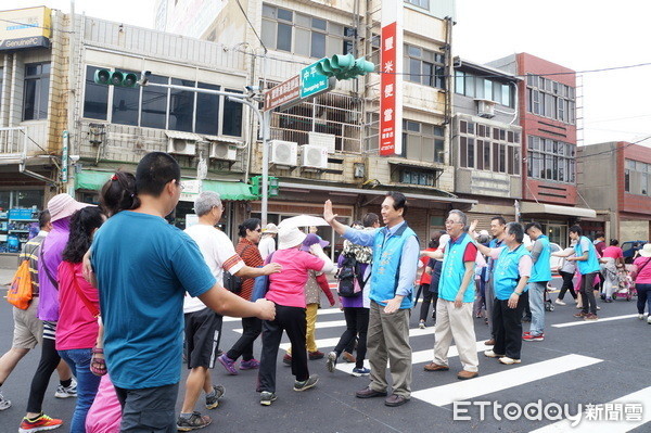 ▲2018桃園市石觀音文化節千人健走，藍綠市長參選人出席活動，力爭選票。（圖／記者楊淑媛攝）