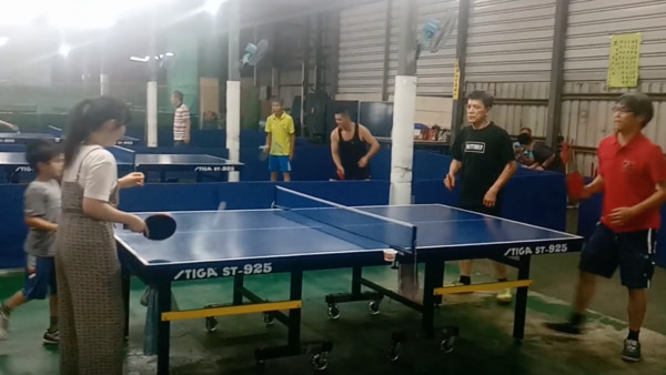 ▲▼福原愛在新竹市與球迷小朋友練球。（圖／翻攝許大衛YouTube）