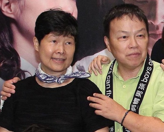 王小棣與黃黎明於《刺蝟男孩》記者會合影，2人自1992年共同成立稻田工作室，作品為共同創作。（東方IC）
