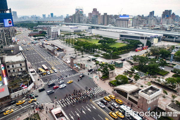 ▲▼台北車站,機場捷運,交通,艷陽,人潮。（圖／記者邱顯燁攝）