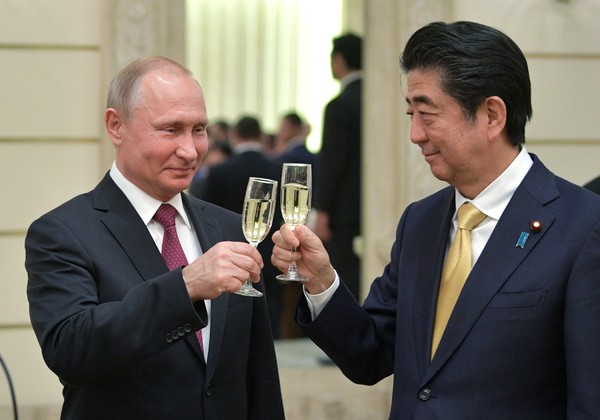 ▲▼日本首相安倍晉三（右）訪莫斯科，和俄羅斯總統普丁（左）會晤。（圖／達志影像／美聯社）