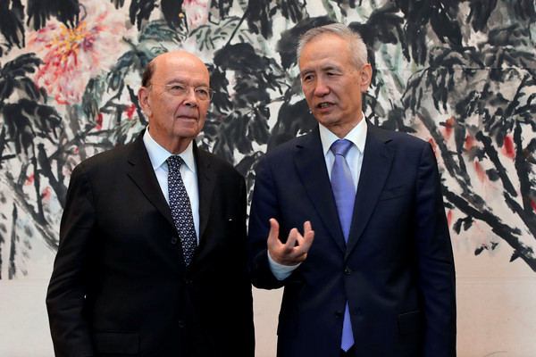 美國商務部長羅斯（Wilbur Ross）與中國國務院副總理劉鶴針對兩國貿易問題協商。（圖／路透社）