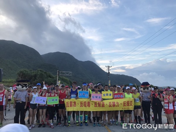 暑期青春專案起跑，台東警察分局協辦蘭嶼馬拉松活動，藉此機會向青少年宣導暑期安全遠離犯罪與暴力，向毒品、詐欺高聲說不。（圖／台東縣警察局提供）