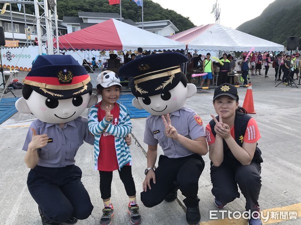 暑期青春專案起跑，台東警察分局協辦蘭嶼馬拉松活動，藉此機會向青少年宣導暑期安全遠離犯罪與暴力，向毒品、詐欺高聲說不。（圖／台東縣警察局提供）