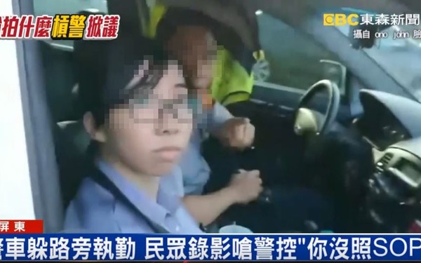 ▲▼警車躲路旁執勤 民眾錄影嗆警控你沒照SOP。（圖／翻攝自臉書／東森新聞）