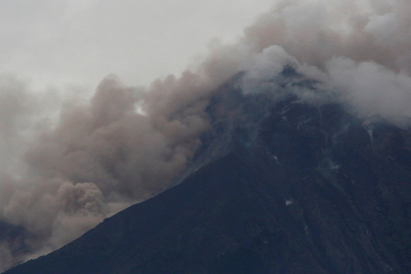 ▲▼瓜地馬拉富埃戈火山（Volcán de Fuego）噴發，火山灰嚴重襲擊。（圖／路透社）