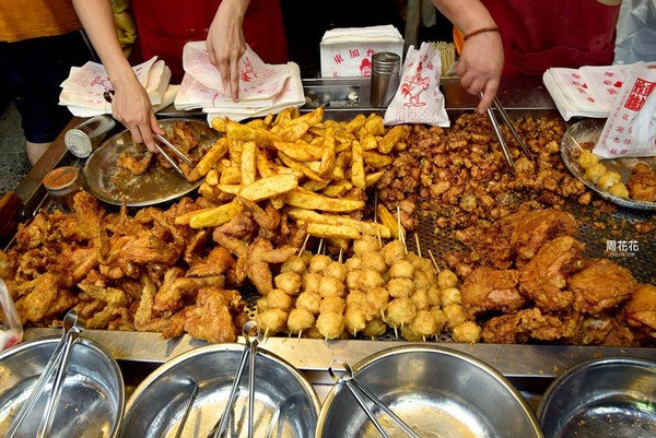 ▲台北市虎林市場超人氣美食 東加炸雞。（圖／周花花提供）