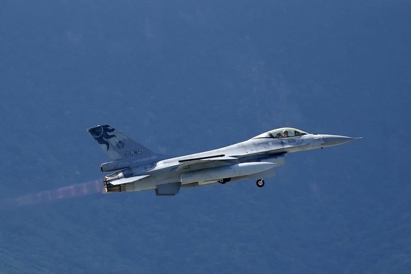 ▲▼有民眾最近拍下失事F-16戰機，在花蓮基地最後操演照片。（圖／讀者謝世達提供）