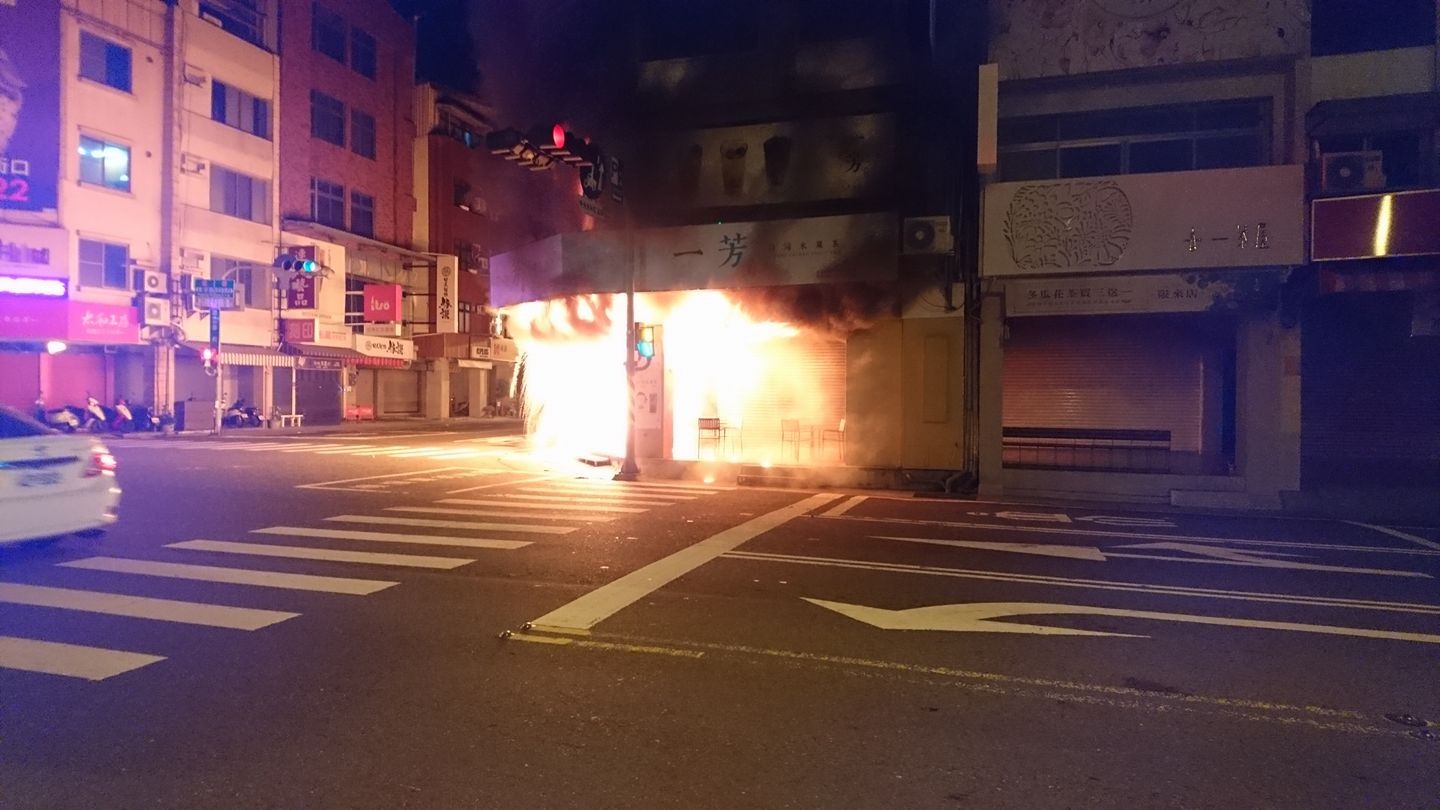 台南勝利路一芳失火。（圖／翻攝「台南諸事會社」臉書社團）