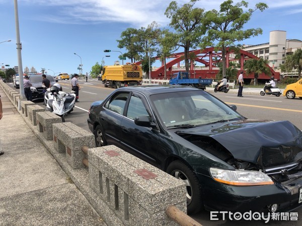 ▲高雄發生一起連環車禍。（圖／記者宋德威攝）