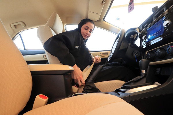 ▲▼沙烏地阿拉伯發出女性駕照。（圖／達志影像／美聯社）