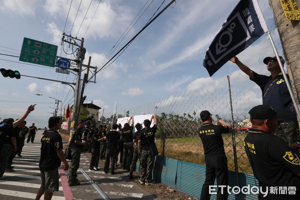 ▲陸戰隊退伍協會雲嘉南聯盟弟兄發起，到事發現場綁黑絲帶，表示哀弔。（圖／記者宋德威攝）
