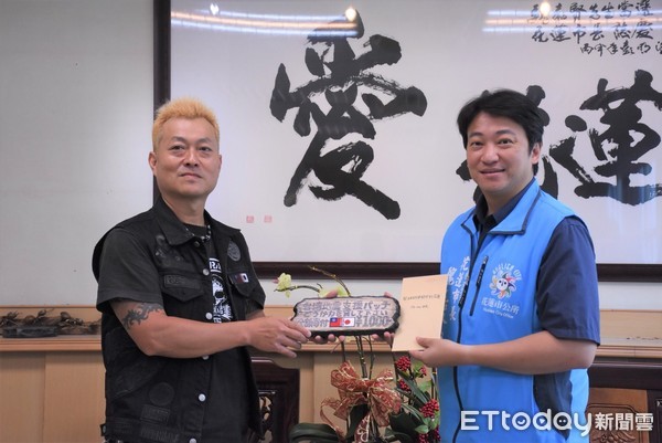 來自日本沖繩縣的小林 晉平先生親自來到台灣，把義賣餘款7萬4000元日幣捐給花蓮市公所。（圖／花蓮市公所提供）