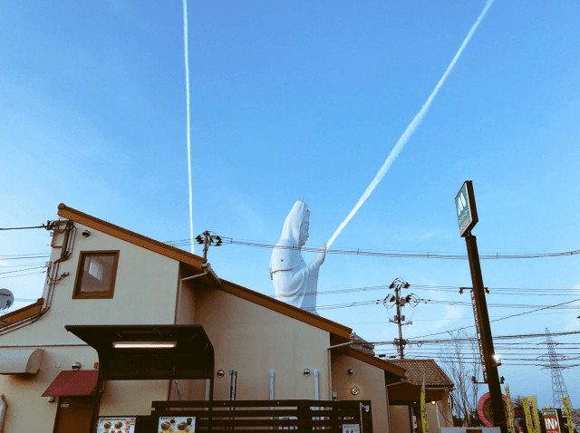 ▲▼ 日本100公尺超大佛像發出「觀音光波」。（圖／推特こたき@趣味アカ ）