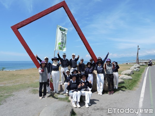 台東慈濟志工團隊共計25名參與台東海濱公園淨灘活動，現場總計近20個機關、學校、團體約400人，在台東海濱公園撿拾了1.3噸的海洋垃圾。（圖／慈濟基金會提供）