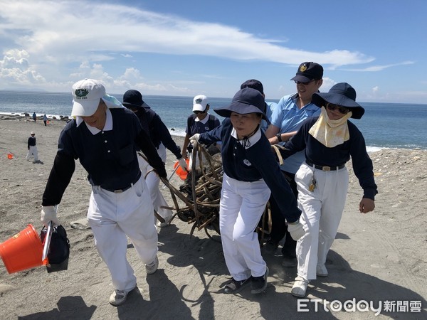 台東慈濟志工團隊共計25名參與台東海濱公園淨灘活動，現場總計近20個機關、學校、團體約400人，在台東海濱公園撿拾了1.3噸的海洋垃圾。（圖／慈濟基金會提供）