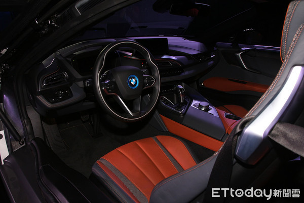 ▲998萬起！BMW i8 Coupe＋敞篷小改款登台　油電跑車1公升跑55KM。（圖／記者張慶輝攝）