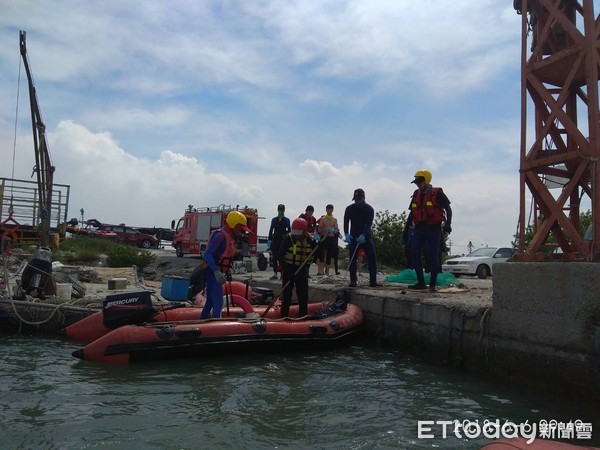 ▲台南市消防局據報派員前往曾文出海口海域進行搜溺。（圖／記者林悅翻攝，同下）