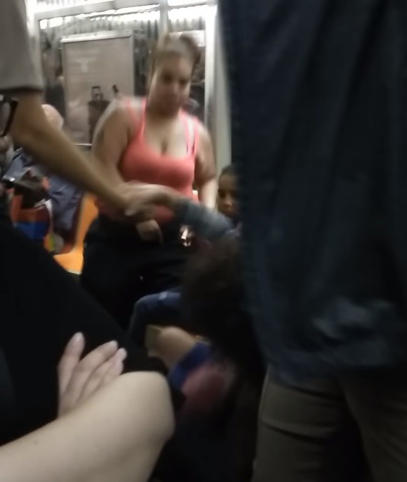 ▲▼兇悍婦人在紐約地鐵上怒罵亞裔婦女，還把人推倒在地。（圖／翻攝自YouTube／Jose Amatute）