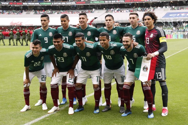 ▲▼墨西哥國家足球隊成員，2日與蘇格蘭熱身賽前合影。（圖／路透社）