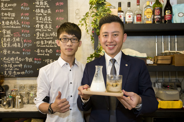 ▲新竹市長林智堅(右)與飲室繪友店長品嘗店內招牌咖啡