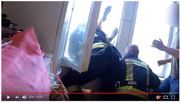 ▲▼拉脫維亞消防人員在3樓徒手接住從4樓跳下的男子。（圖／翻攝自YouTube）