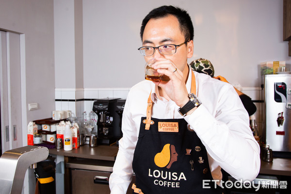 ▲路易莎咖啡董事長黃銘賢，是台灣大型連鎖咖啡者中，唯一擁有烘豆咖啡師的創辦人。（圖／《ETtoday新聞雲》）